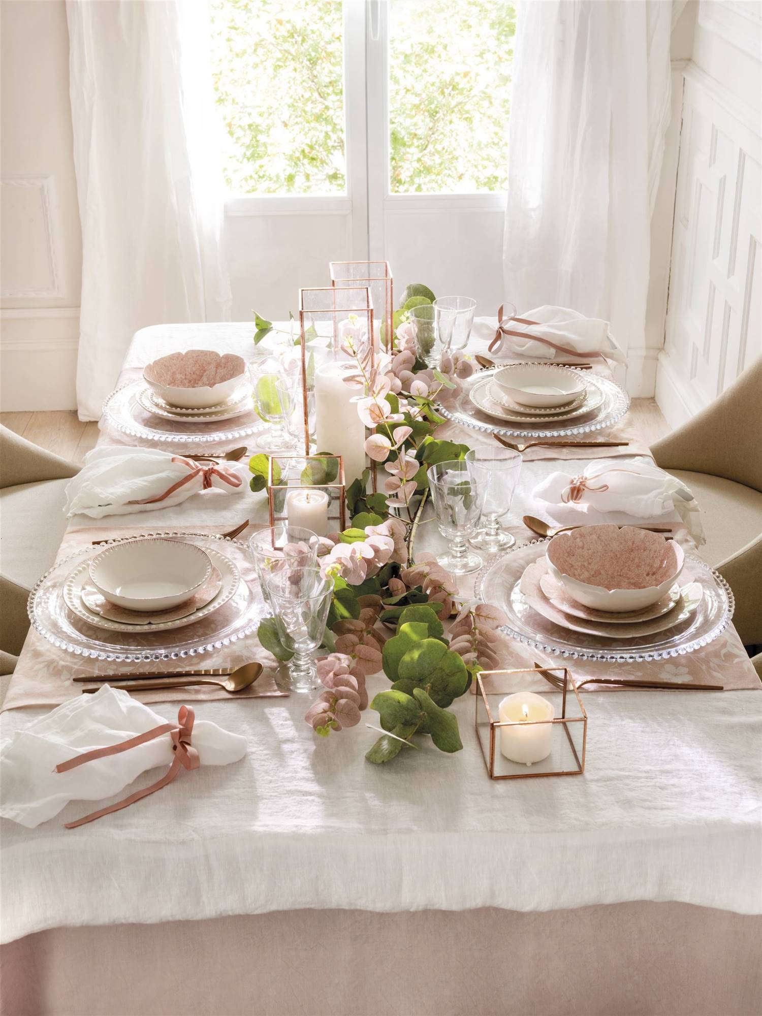 mesa decorada por navidad con tonos rosas 00529237