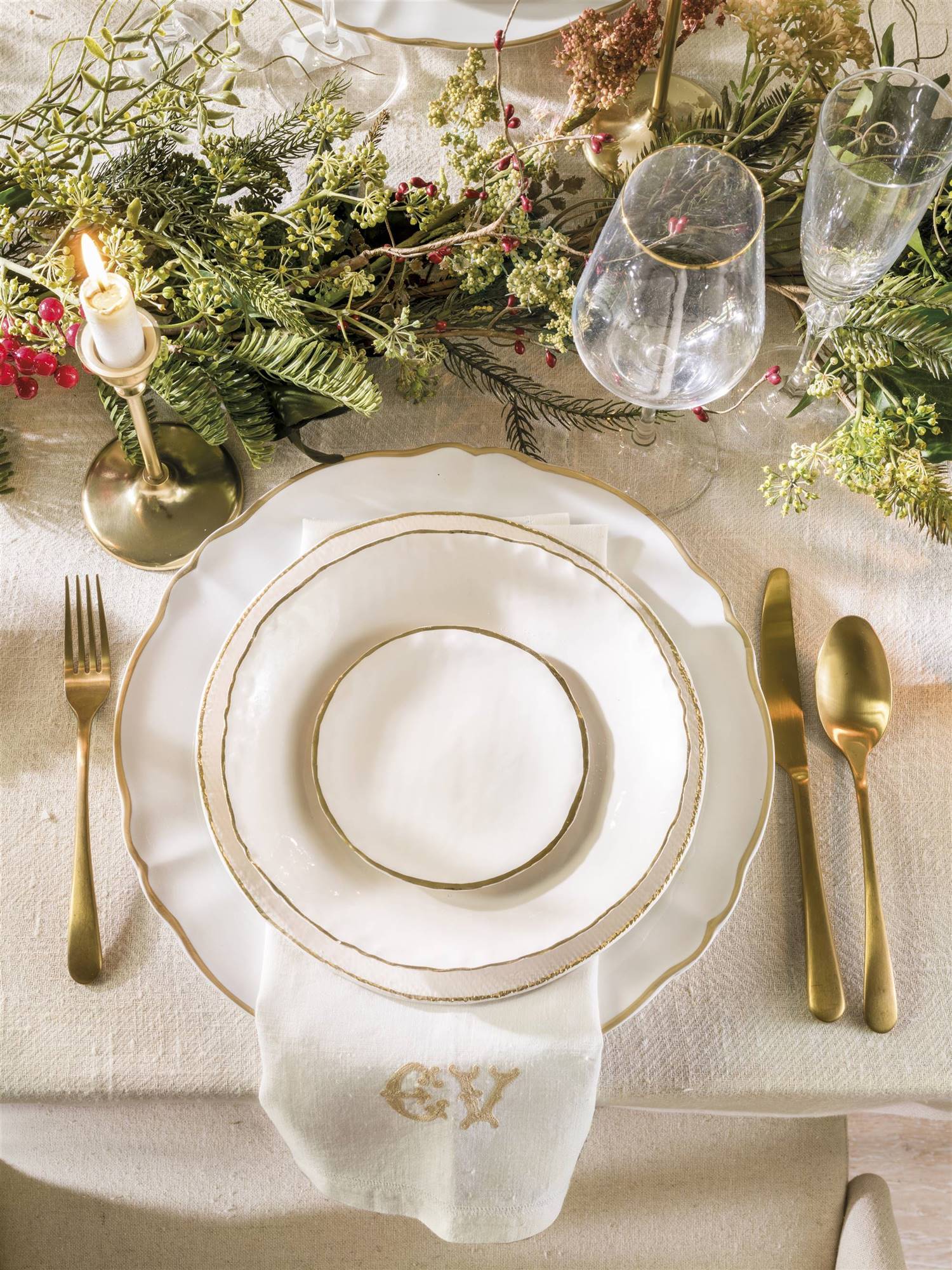 vajilla dorada en mesa decorada por navidad 00529232