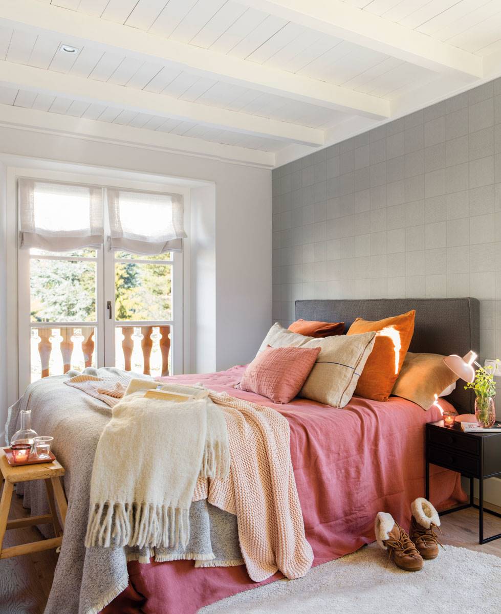 Dormitorio con papel pintado de cuadros en pared de cabecero 474788