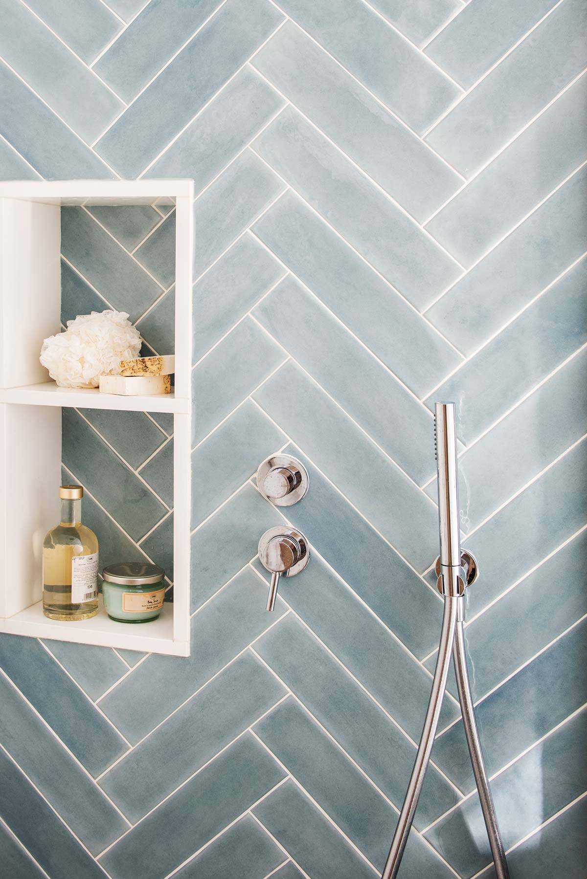 pared de cuarto de baño con azulejos en espiga-00523149_O