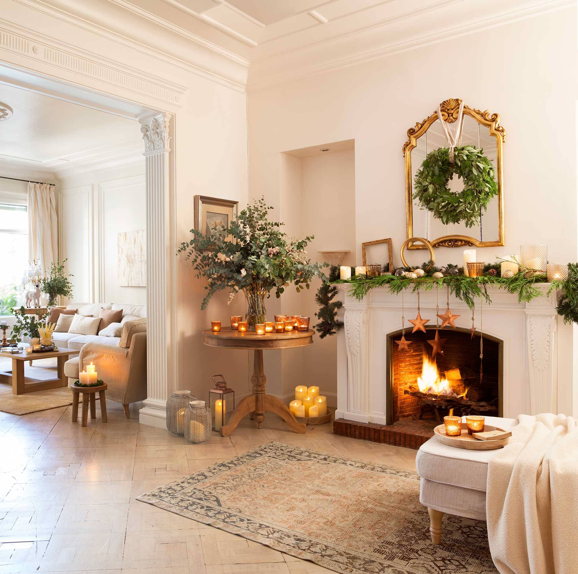 Salón con chimenea decorado de Navidad con muchas velas 00417895