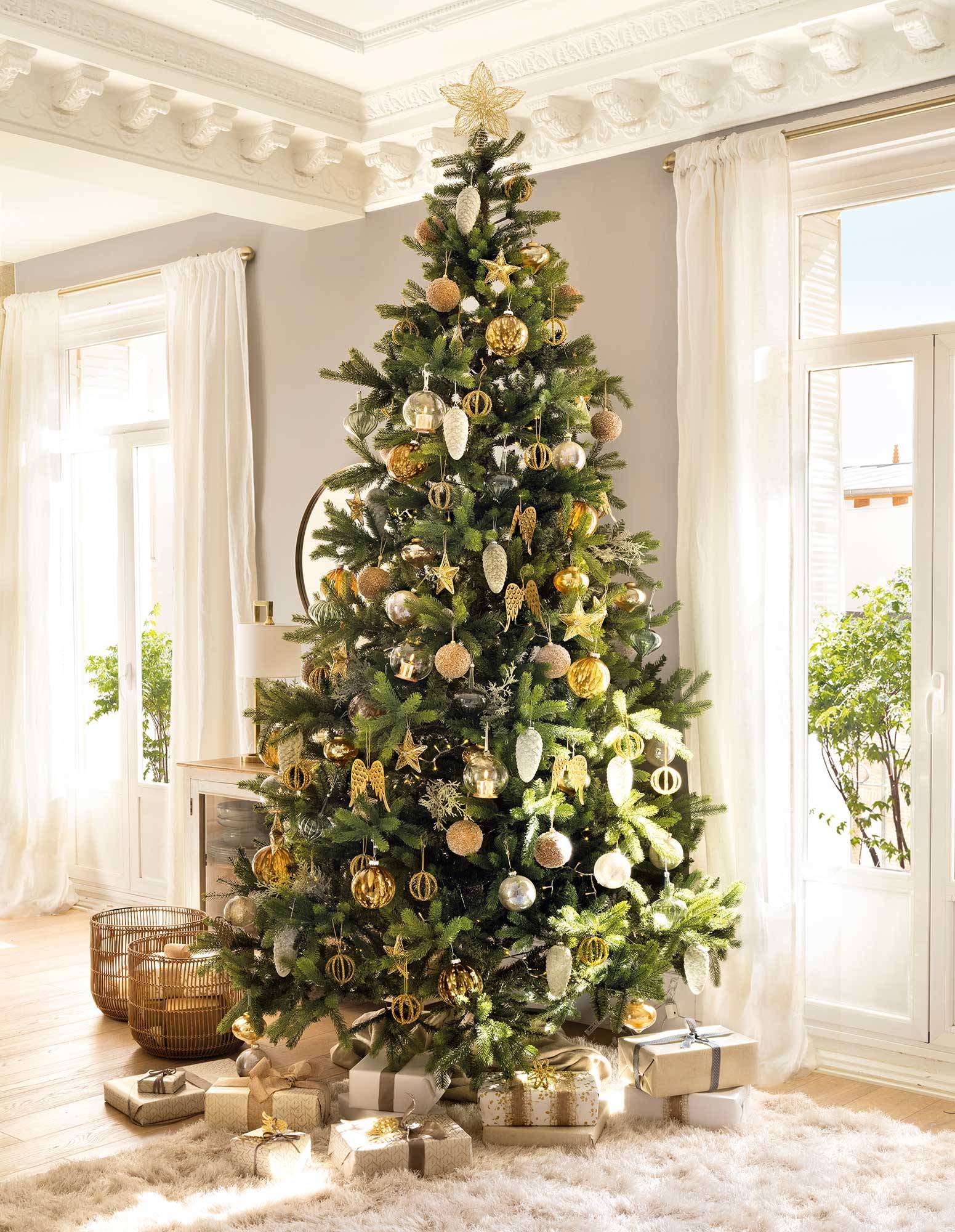 árbol de navidad con regalos en la base 00529082