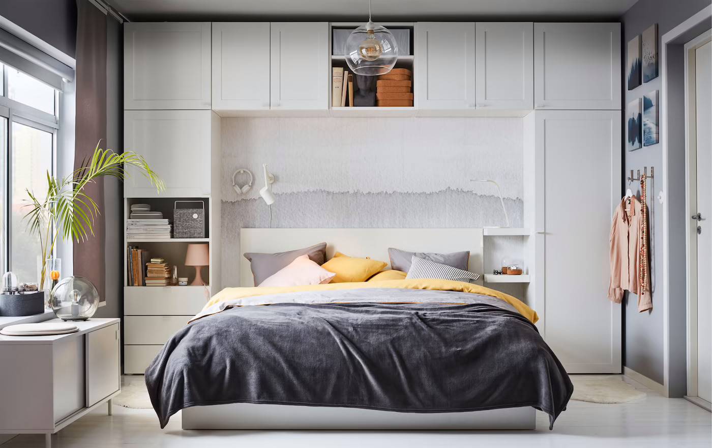 IKEA-dormitorio-en-colores-gris-amarillo-y-rosa-en-el-que-la-cama