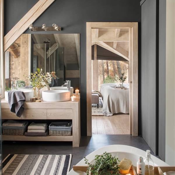 Baño de estilo rústico con muebles de madera y vigas vistas y paredes pintadas en color negro 00477850