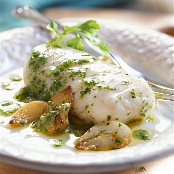 Merluza en salsa verde: la receta de cocinero vasco para una cena ligera y que prepararás en solo 20 minutos