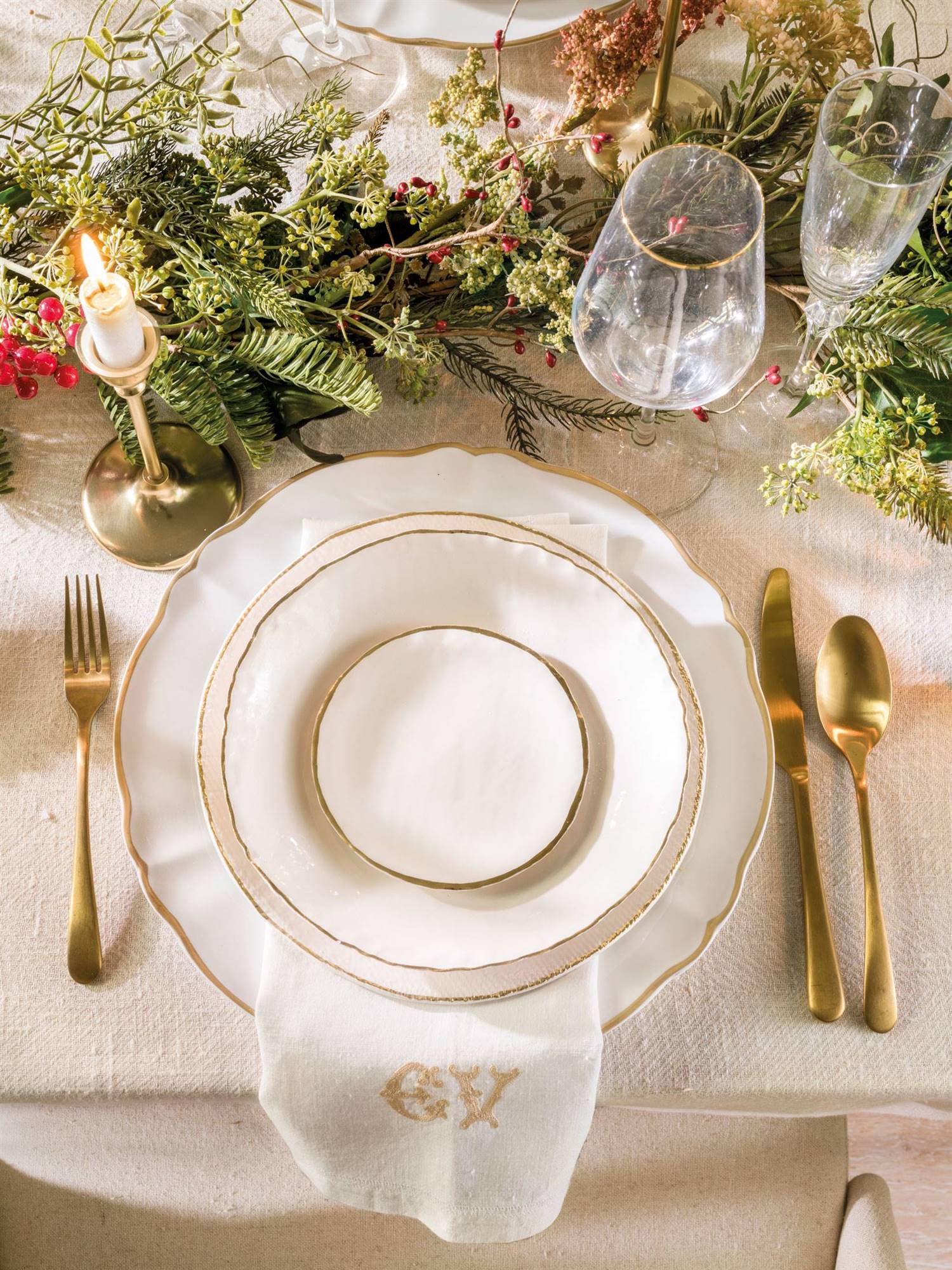 detalle mesa de Navidad en oro y blancow00529232