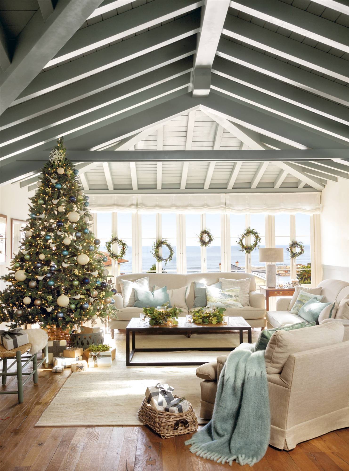 Salón con techos abuhardillados decorado por Navidad. 
