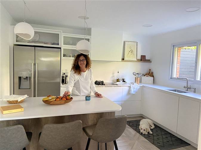 La lectora Nuria Sánchez en su cocina