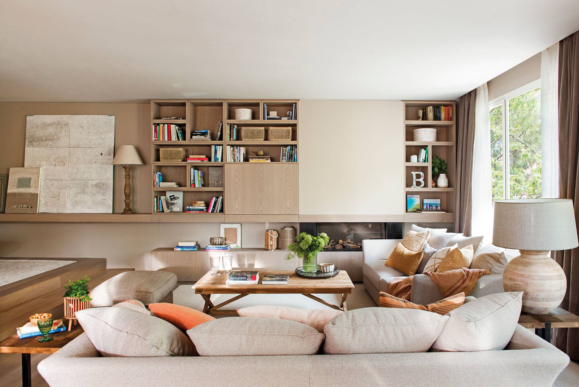 Salón con mueble que integra librería, tele y estantes 00505302