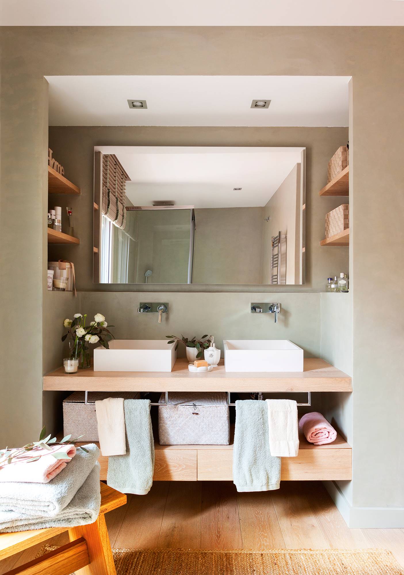 Baño con paredes verdes, mueble volado y estantes a modo de hornacina_ 00424415