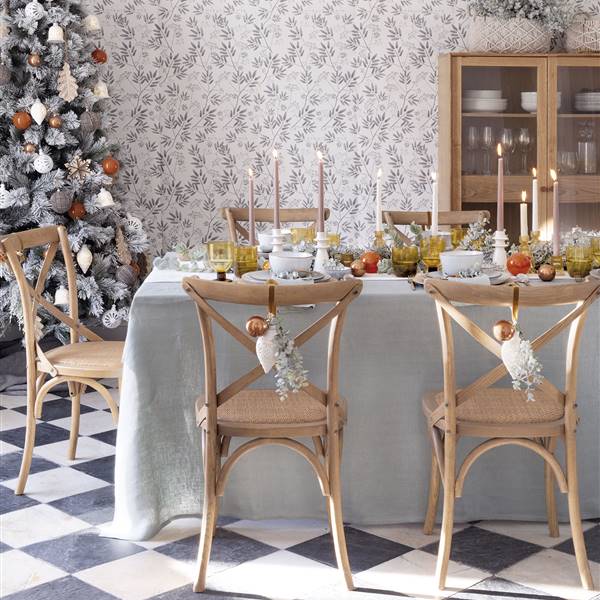 Copia el look: los árboles y mesas de Navidad más estilosos que puedes ver en la revista El Mueble de diciembre decorados con El Corte Inglés