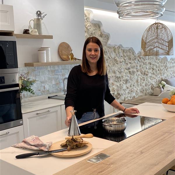 Las mejores cocinas de las lectoras: la cocina abierta y con isla que mezcla estilo rústico y moderno de Andrea en un pueblo de Alicante