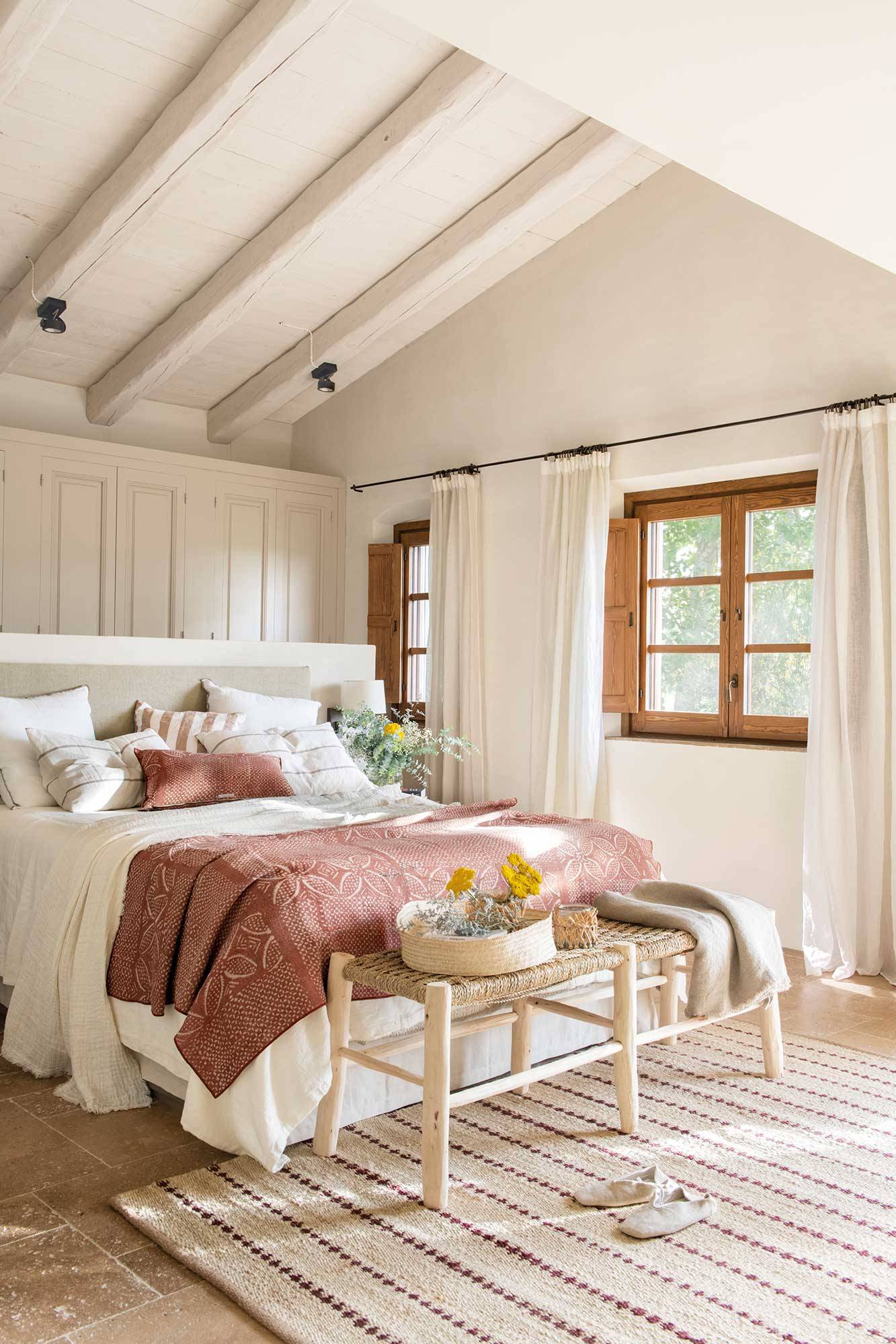 3. Un dormitorio en blanco, rosa y beige