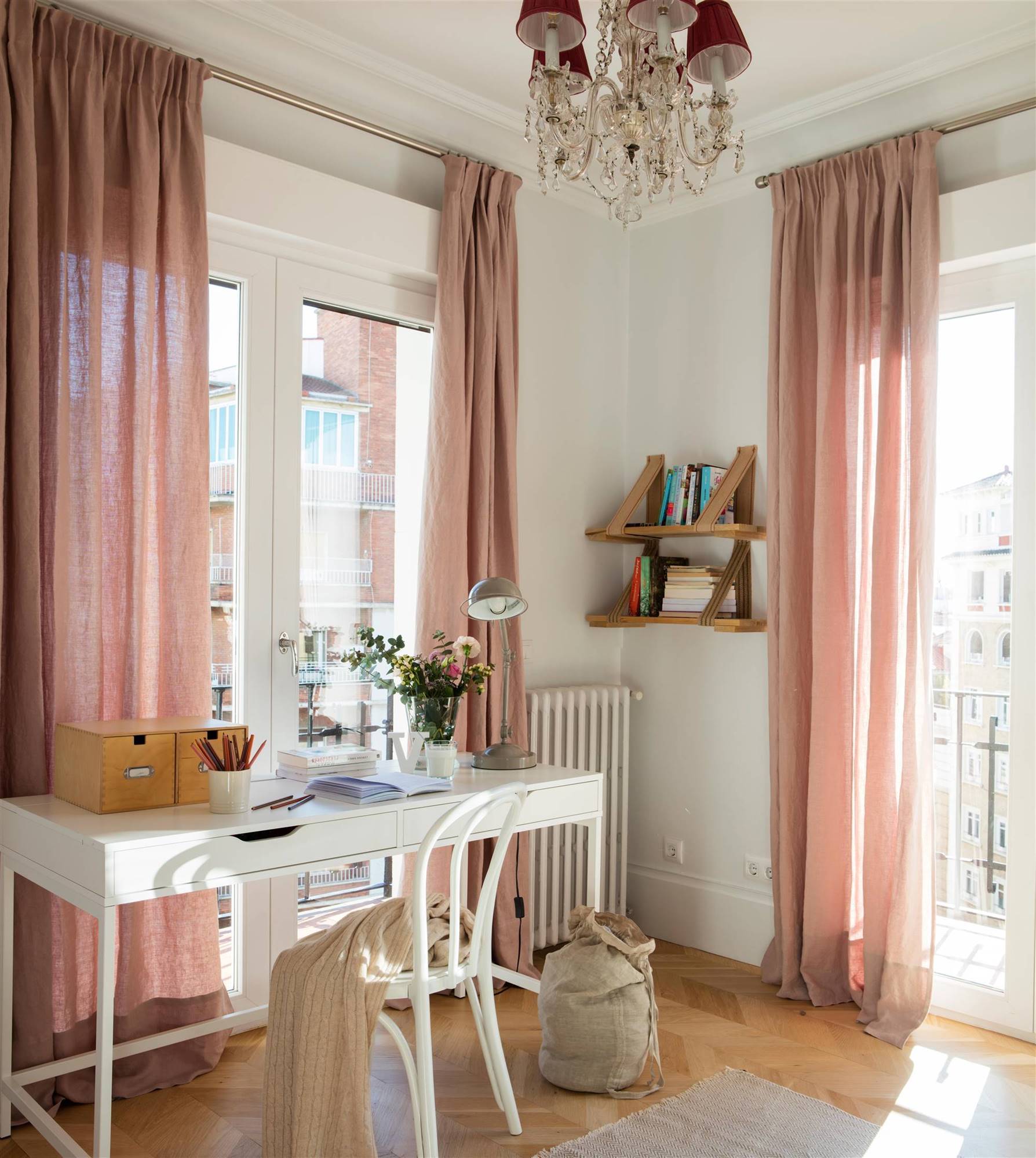 00498757 Dormitorio infantil romántico con escritorio blanco y cortinas rosas