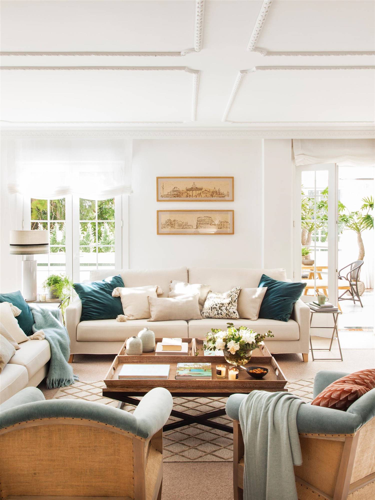 Salón con sofás de color blanco roto, butacas verdes y molduras en el techo 00506958