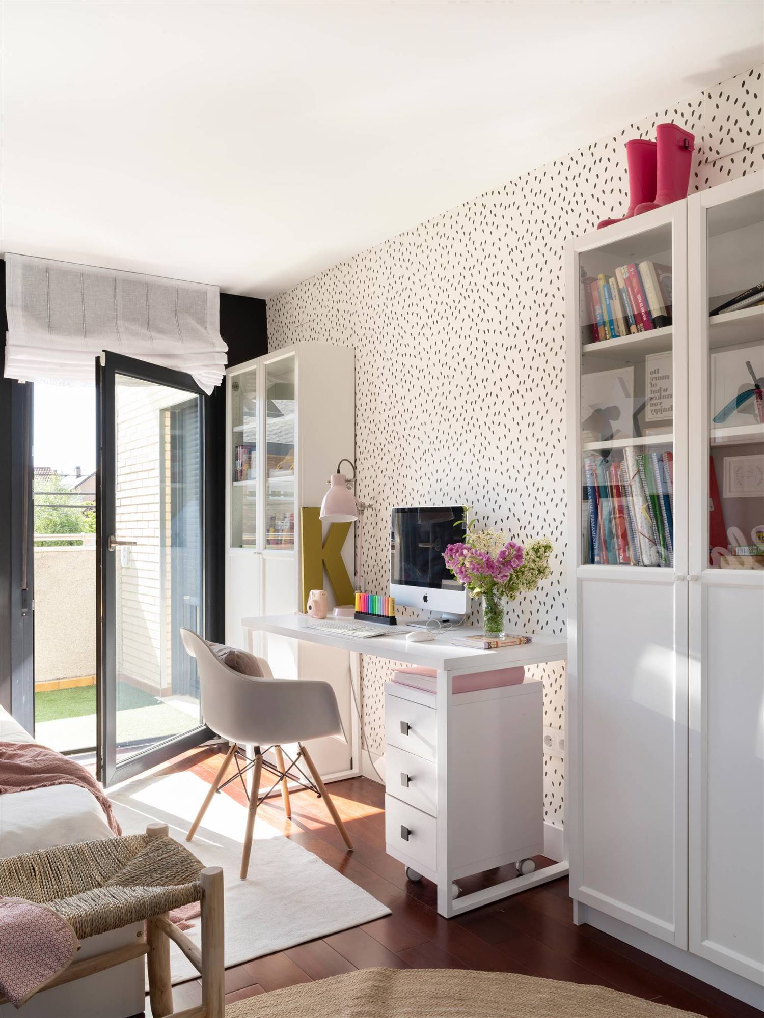 00527507 Dormitorio juvenil con escritorio blanco entre estanterías y papel pintado en pared