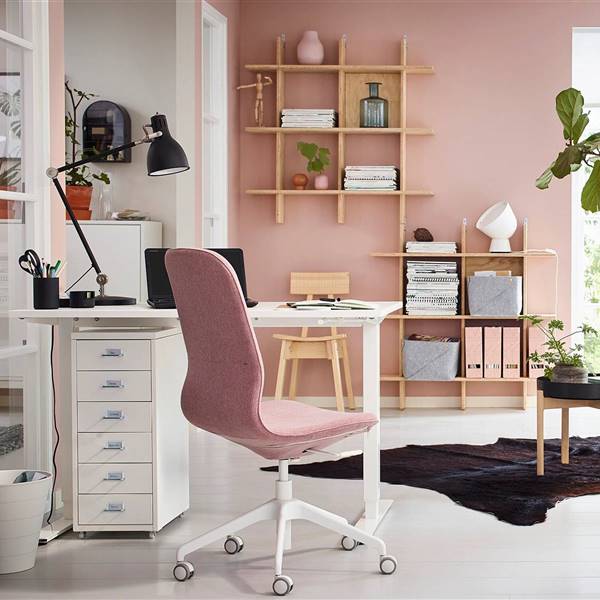 Hazte con un escritorio de altura regulable de IKEA: ¡solucionará tus dolores de espalda!