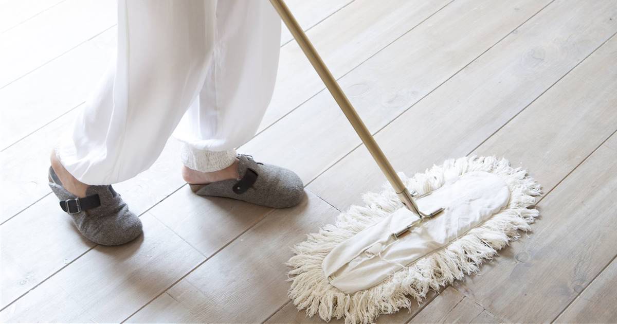 Errores de limpieza: 8 cosas que haces mal al pasar la mopa