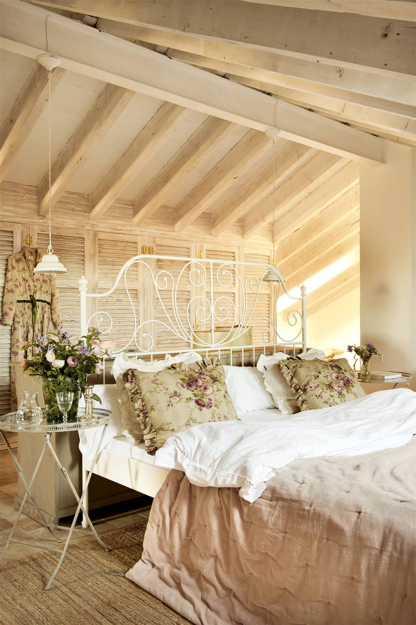 Dormitorio romántico con cabecero de forja blanco. 