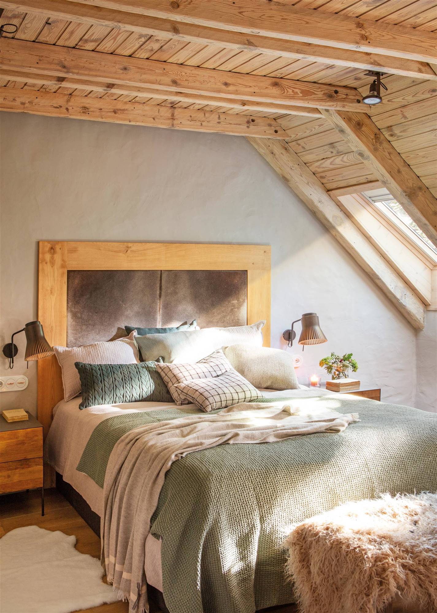 Un dormitorio abrigado por la madera, el cuero y las telas