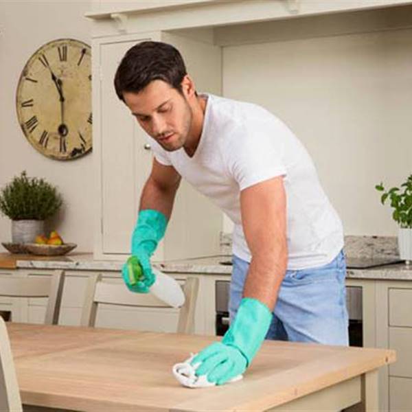 hombre-limpiando-la-mesa f907d62c 674x449