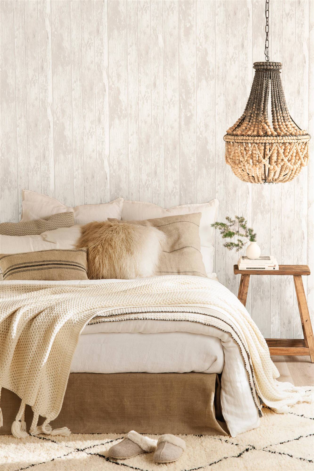 Un dormitorio invernal en blanco con textiles abrigados