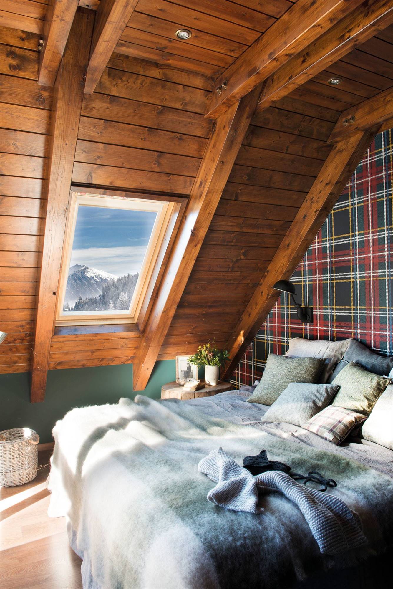 Dormitorio de casa de montaña con papel escocés en la pared del cabecero 00447294