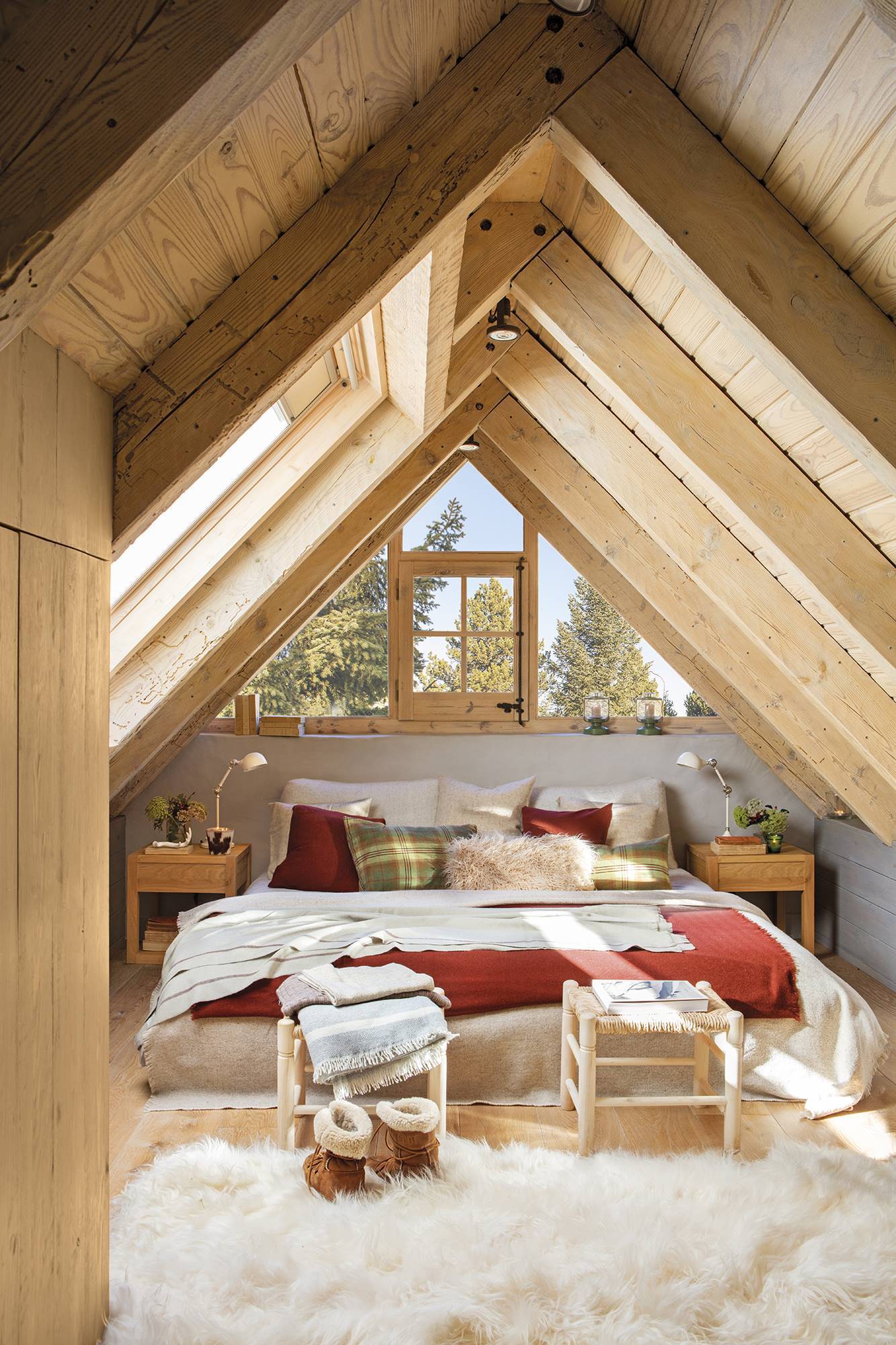 Dormitorio abuhardillado revestido de madera