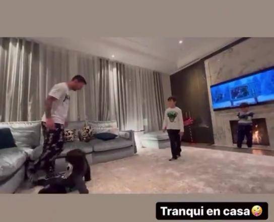 Leo Messi jugando con sus hijos en el salón de su casa en París