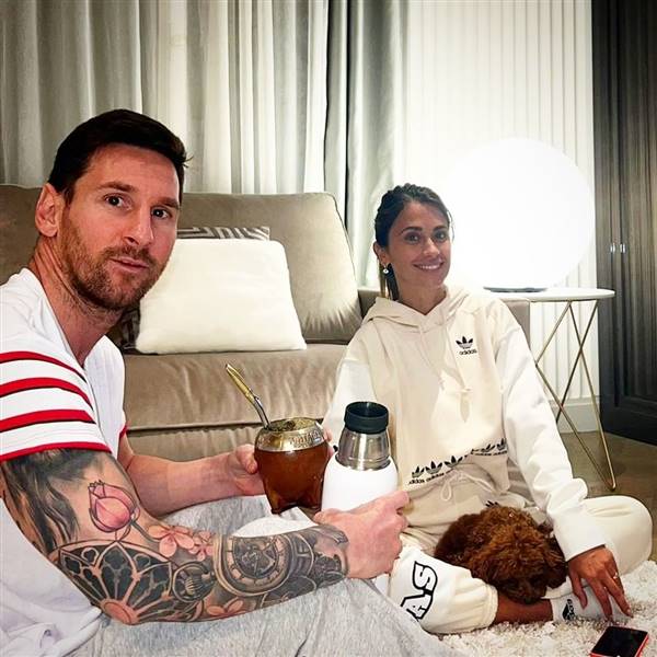 Leo Messi y Antonela Roccuzzo en el salón de su casa en París
