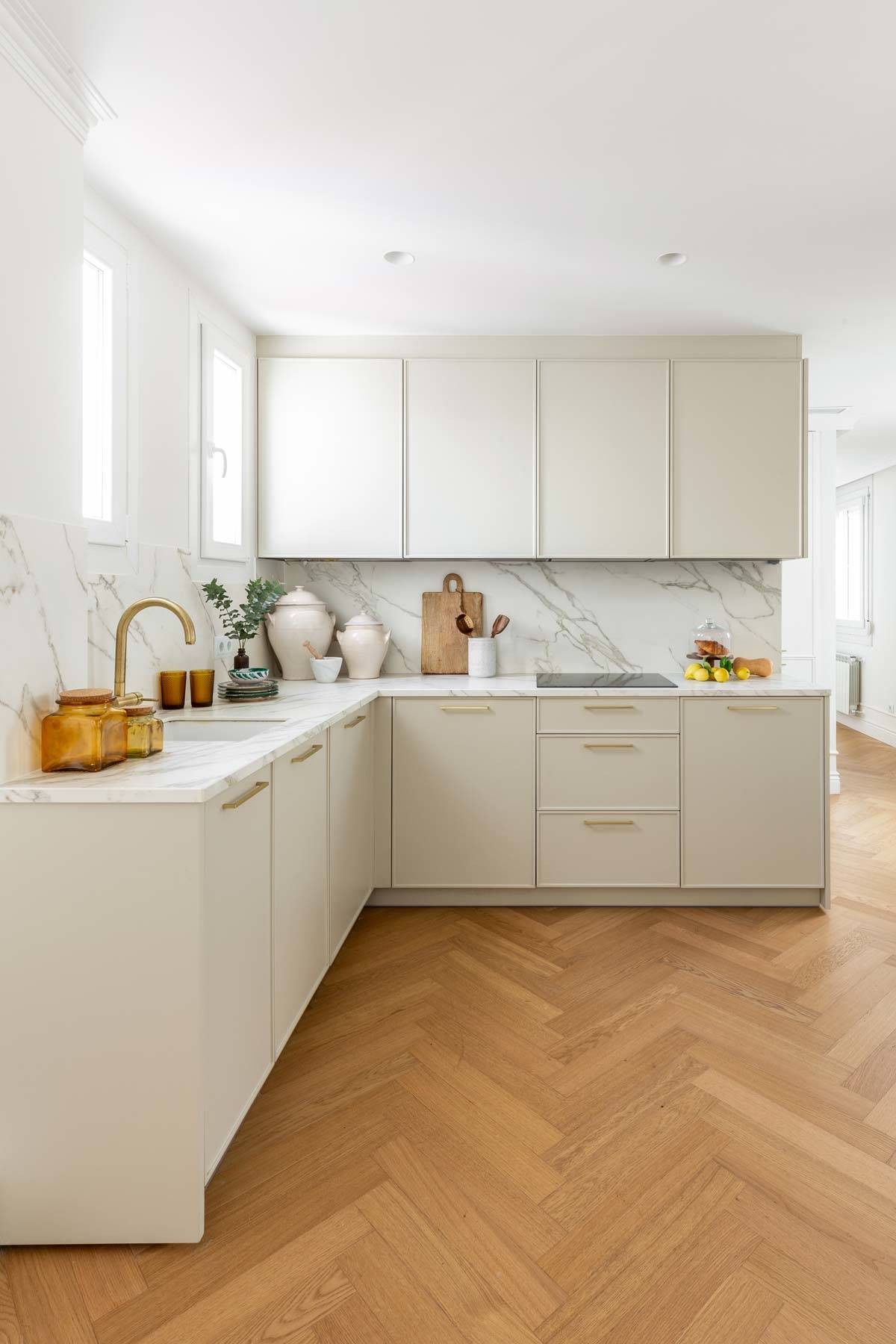 cocina-abierta-con-muebles-blancos-y-suelo-de-madera.jpg