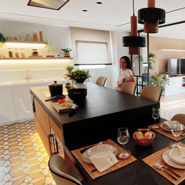 Las mejores cocinas de las lectoras: la cocina WOW de 30 m2 en blanco con madera, suelo hidráulico y cerramientos de Lucía en Motril (Granada)