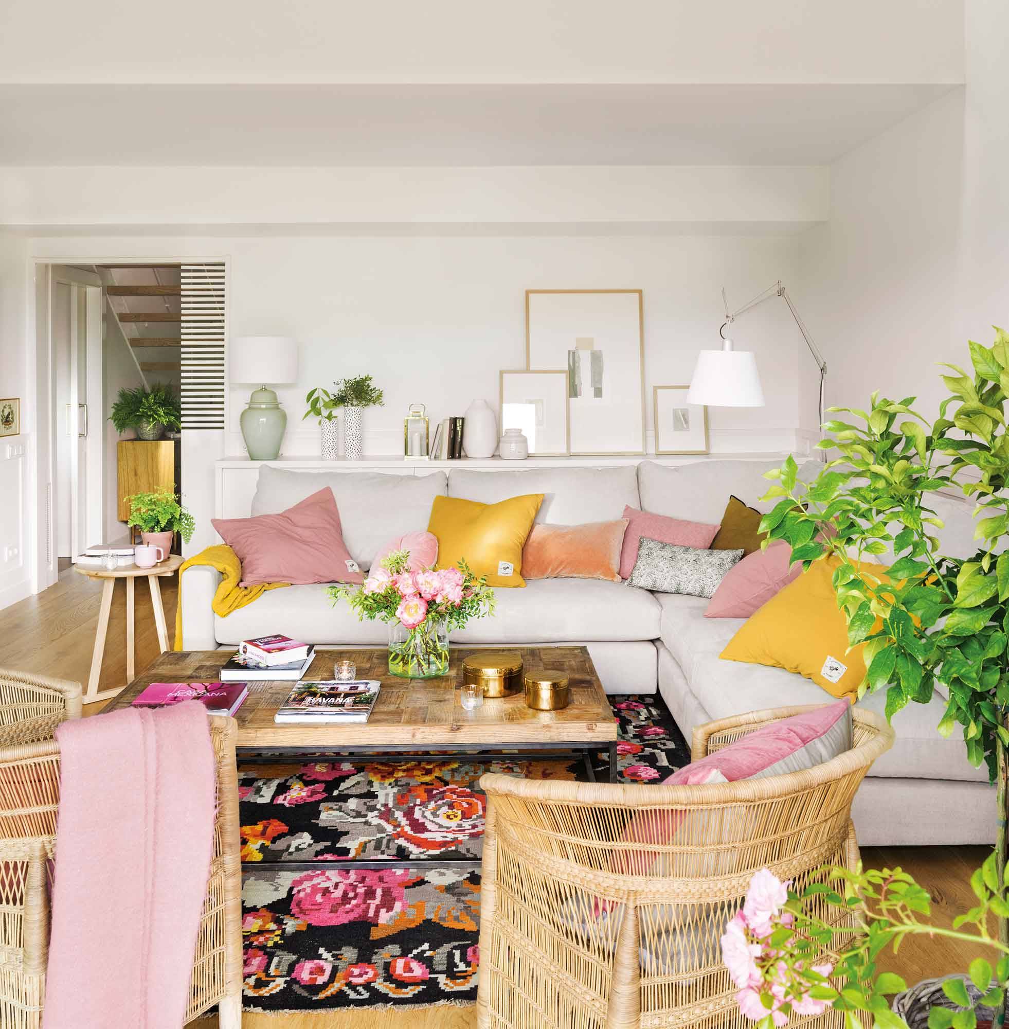 Salón con cojines amarillos, rosas y grises y alfombra estampada 00524501