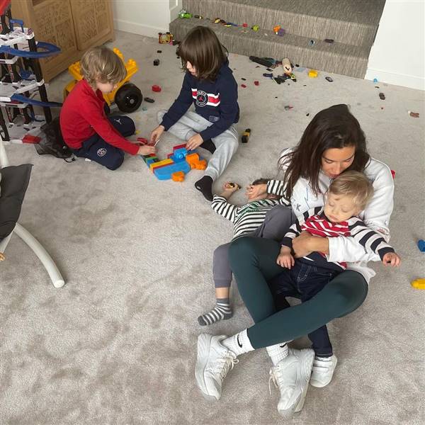 Pilar Rubio con sus hijos en su casa de París