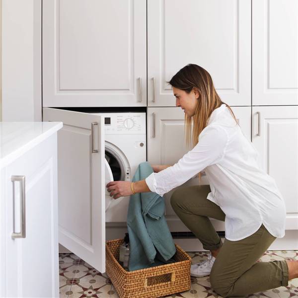mujer-poniendo-una-lavadora-en-la-cocina-00480675 9843faf1 1489x2000