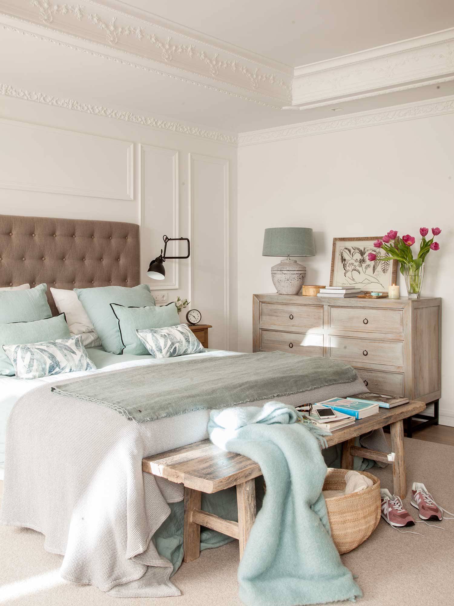 Dormitorio con cabecero tapizado de capitoné. 