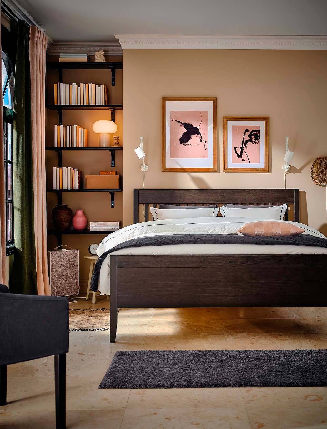 Dormitorio con muebles de madera oscura de IKEA.
