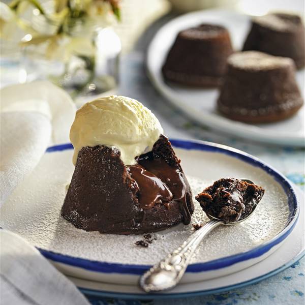 Cómo preparar el coulant de chocolate con helado de vainilla: la receta del postre que pides en restaurantes y que puedes hacer fácil en casa
