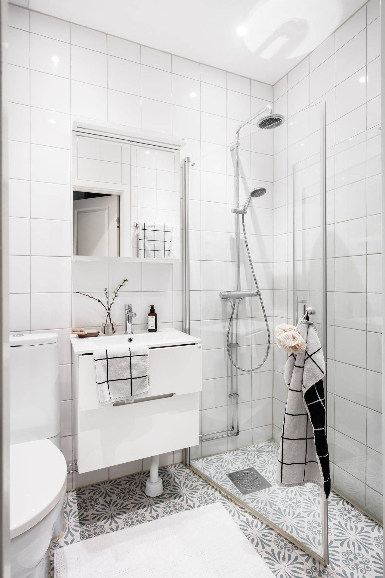 Baño con ducha de estilo nórdico en color blanco, foto de Alvhem