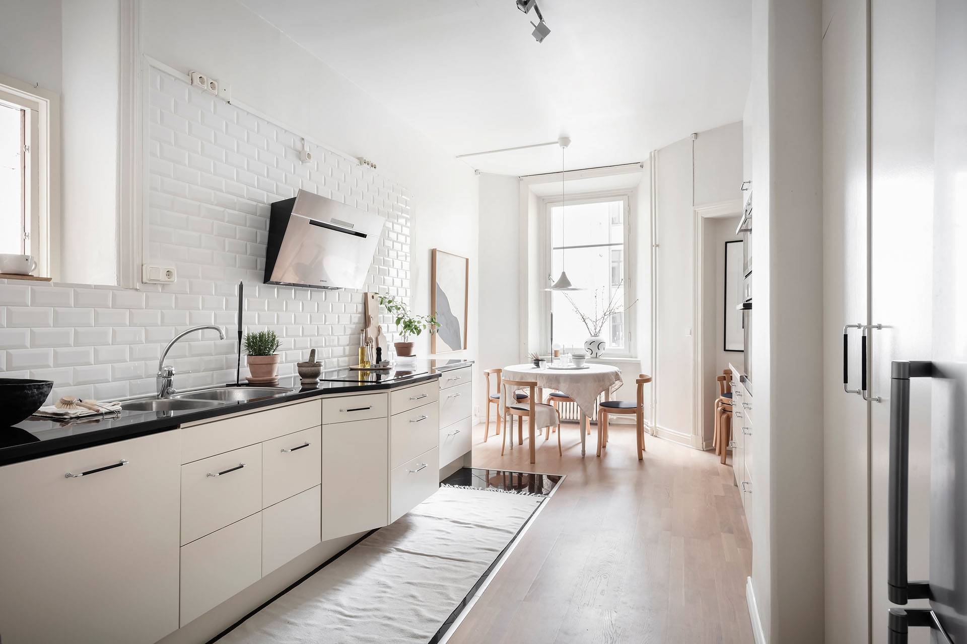 Cocina blanca con office de estilo nórdico, foto de Alvhem