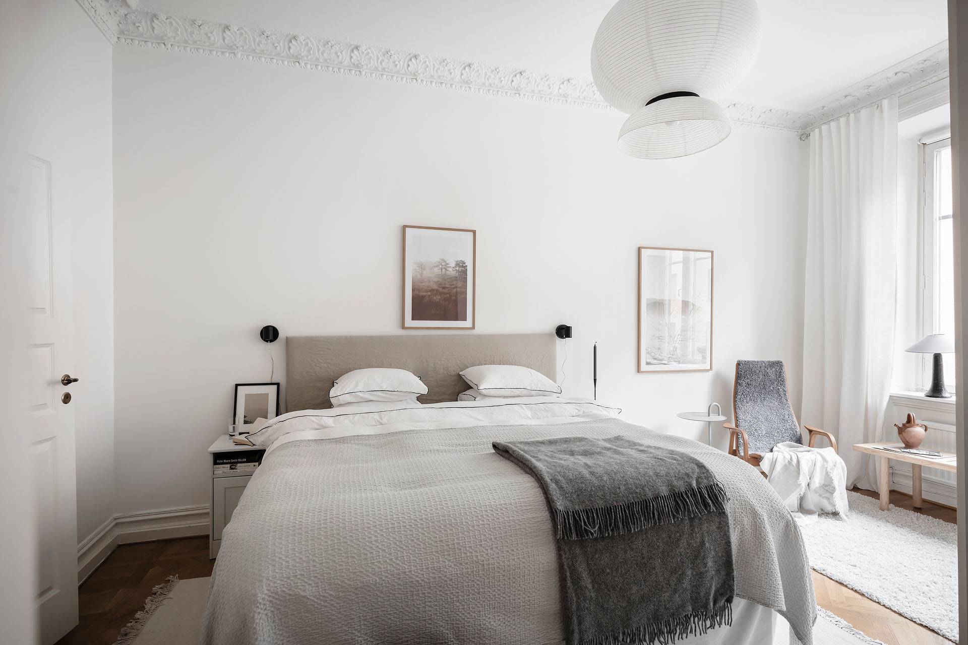 Dormitorio de diseño nórdico decorado en tonos neutros, foto de Alvhem