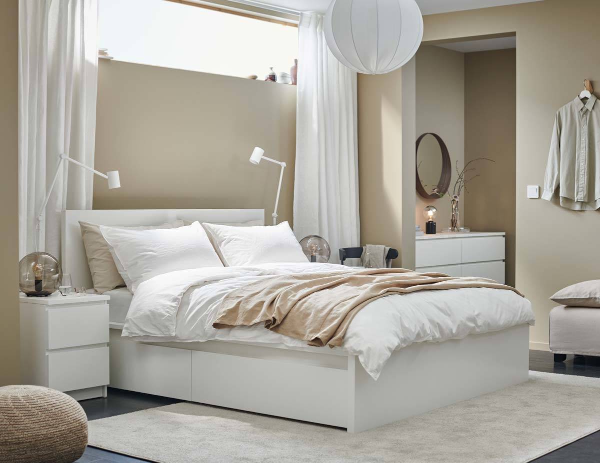 Dormitorio con muebles blancos de IKEA.