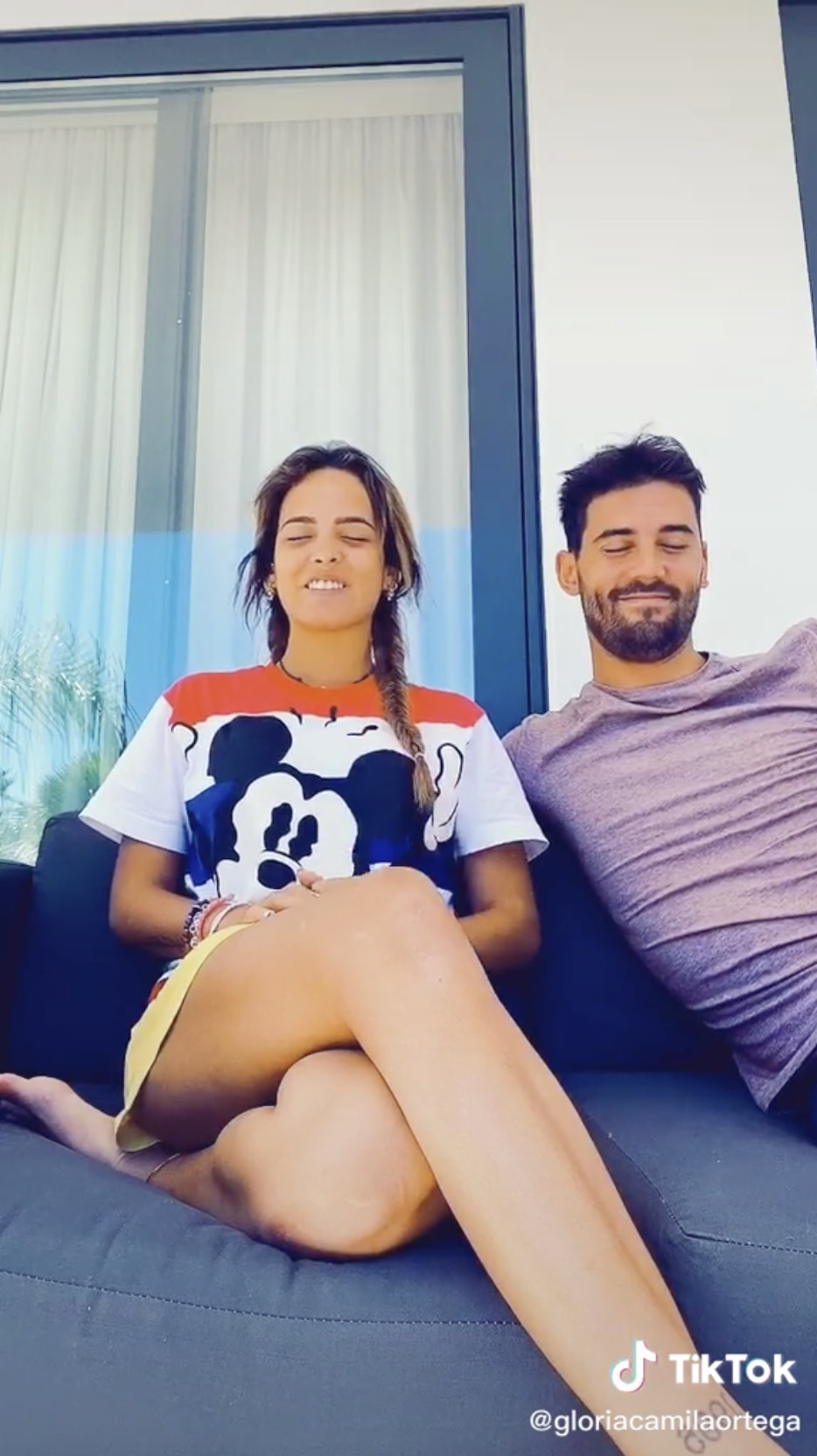 Gloria Camila en la terraza de su casa con su novio David