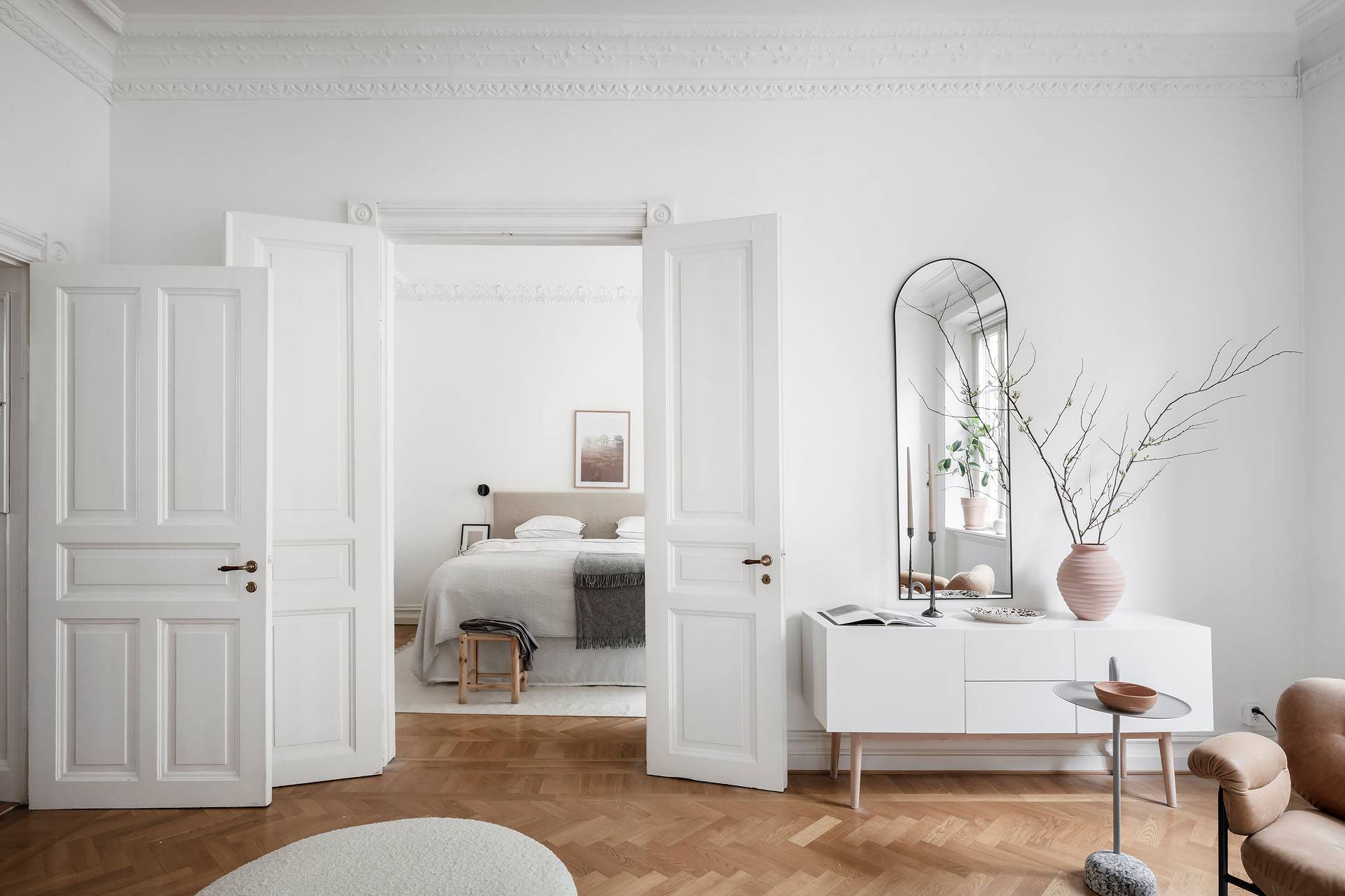 Salón nórdico decorado en color blanco con acceso al dormitorio, foto de Alvhem