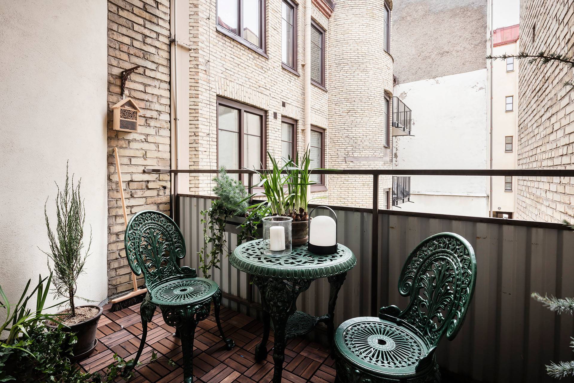 Terraza pequeña con mesa y sillas de forja verde, foto de Alvhem