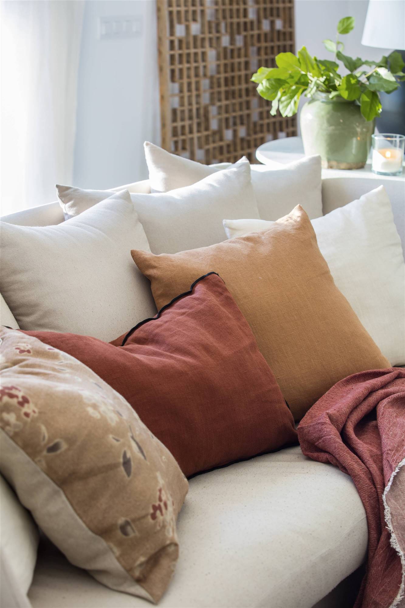Anima el sofá con cojines en tonos naturales