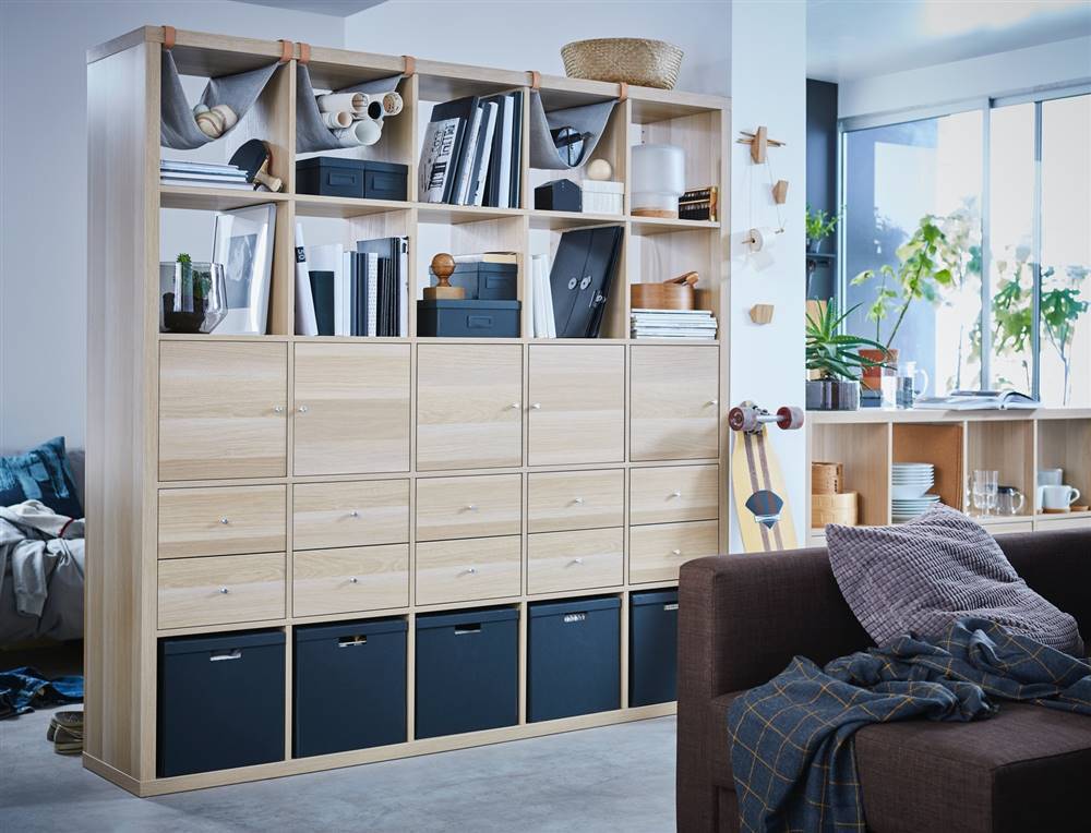 Estantería KALLAX de IKEA con cajones para separar ambientes.