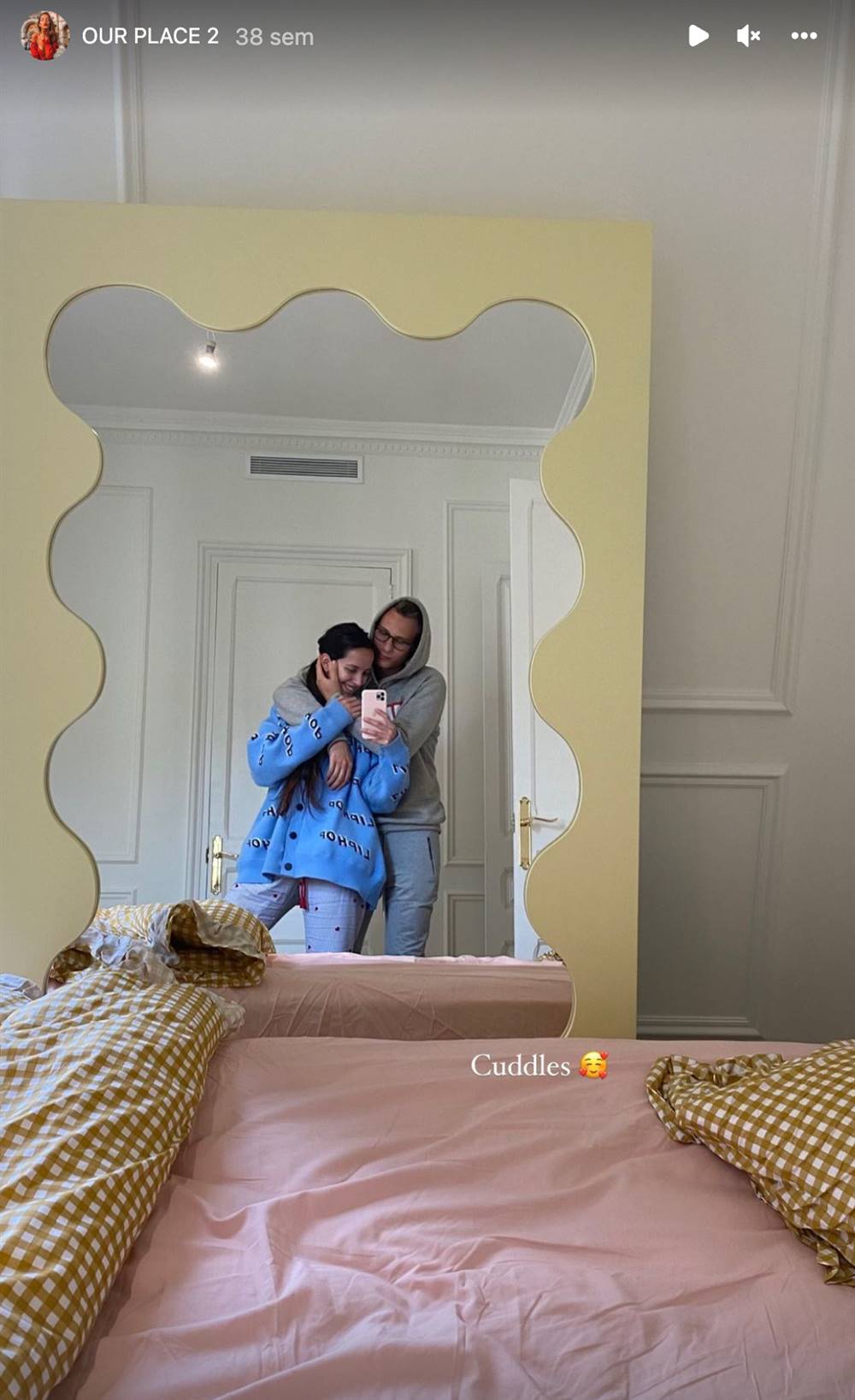 Espejo en el dormitorio de la influencer Marta Sierra, foto de Instagram
