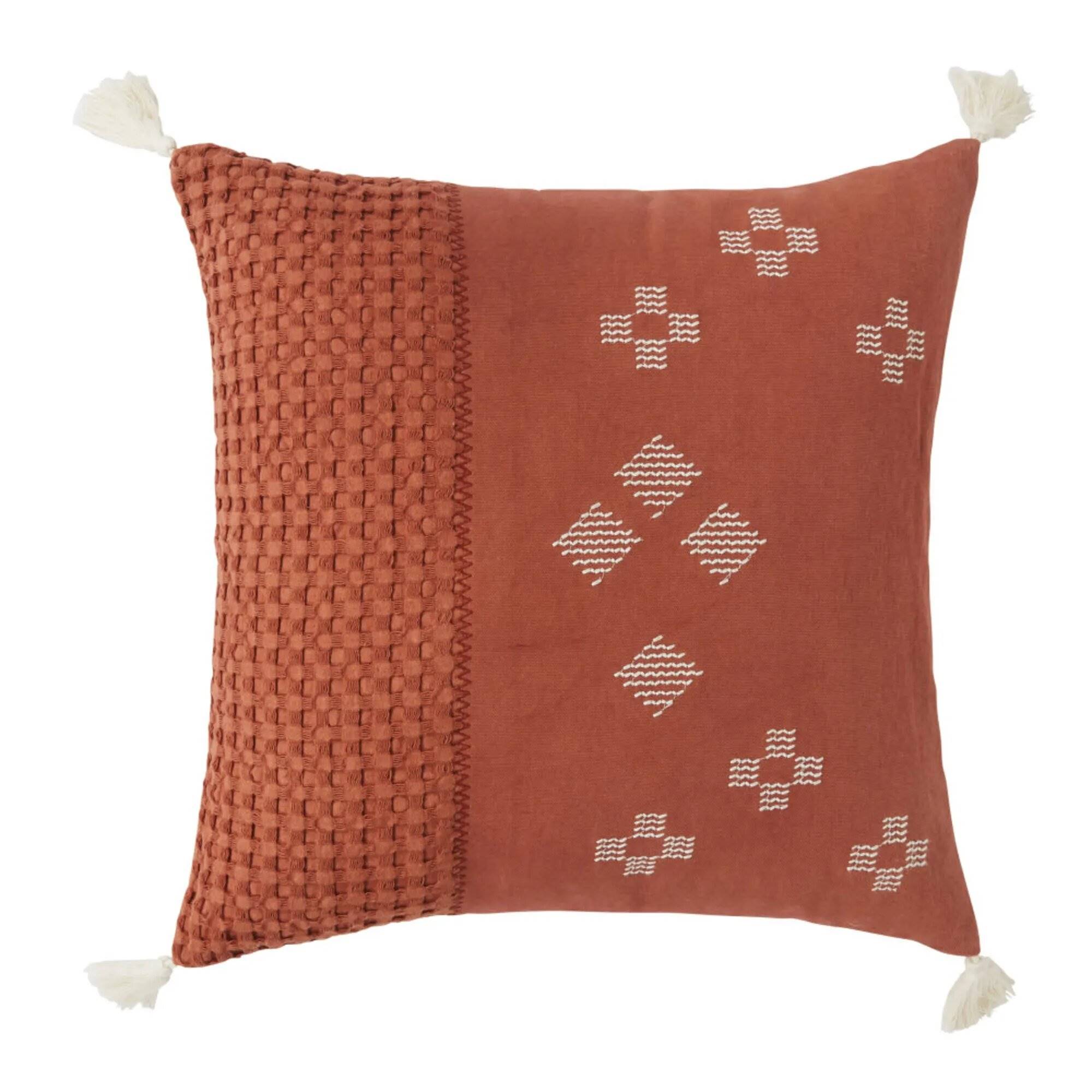 Cojín de algodón terracota con bordados y adornos color crudo de Maisons du Monde