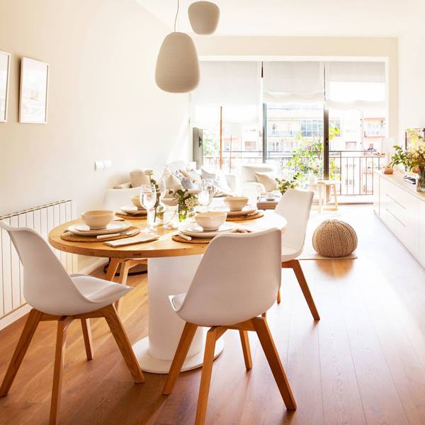 comedor con mesa redonda, sillas blancas con patas de madera y lámparas de techo_00429293 O
